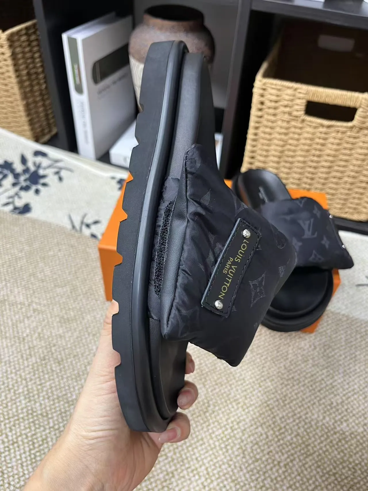P340 yuan LV Louis Vuitton Full of high-end feel! A popular model among bloggers at home and abroad, it’s retro and fashionable, and looks stunning on your feet! Mainly recommended model on the official website★ ━━━━━ ЅᏇєєt ━━━━━ ▪️Upper: original calfskin ➕5D printing process ▪️Inner: imported mixed sheepskin ▪️Outsole: original molded foam outsole ▪️Size: Female 35-40 Men's 39-44 (women's 41 men's 45)